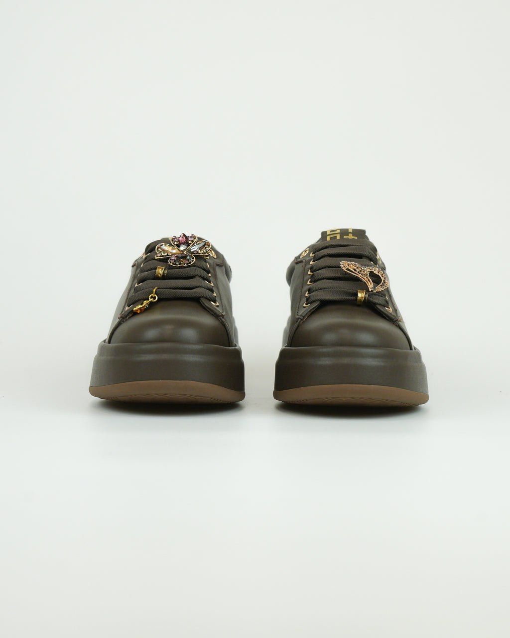 Sneaker con applicazioni gioiello