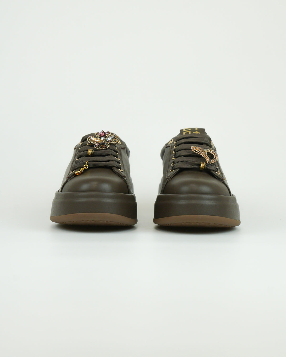 Sneaker con applicazioni gioiello