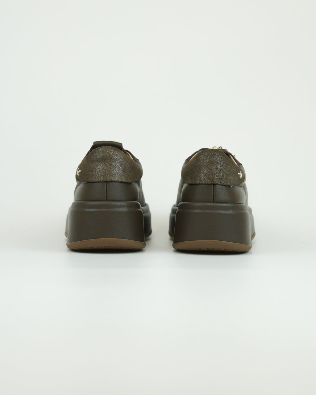 Sneaker con applicazioni gioiello