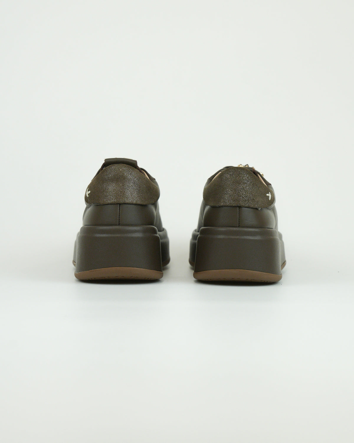 Sneaker con applicazioni gioiello