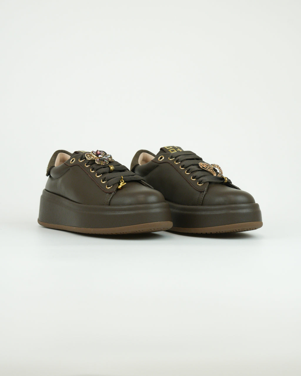 Sneaker con applicazioni gioiello