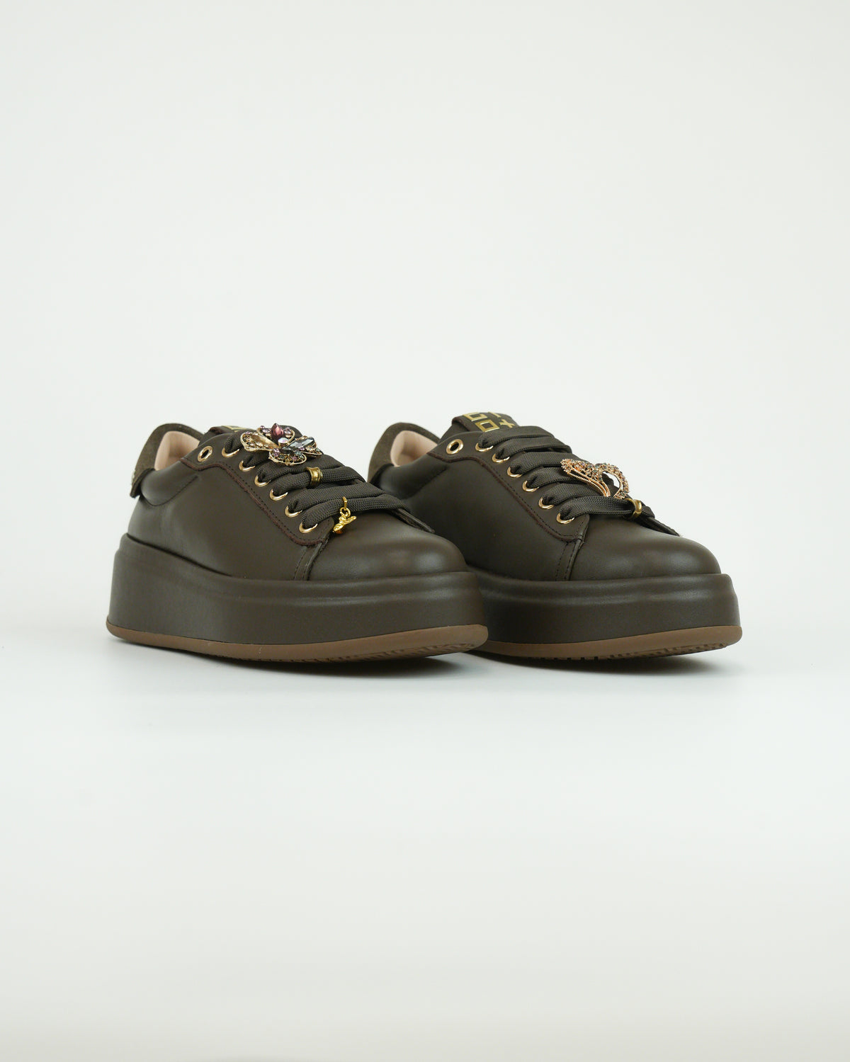 Sneaker con applicazioni gioiello