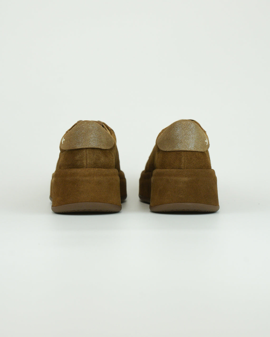 Sneaker con applicazione gioiello