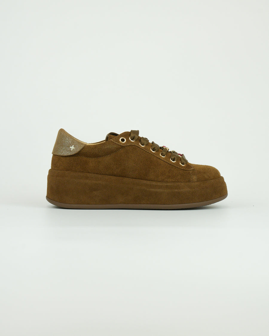Sneaker con applicazione gioiello