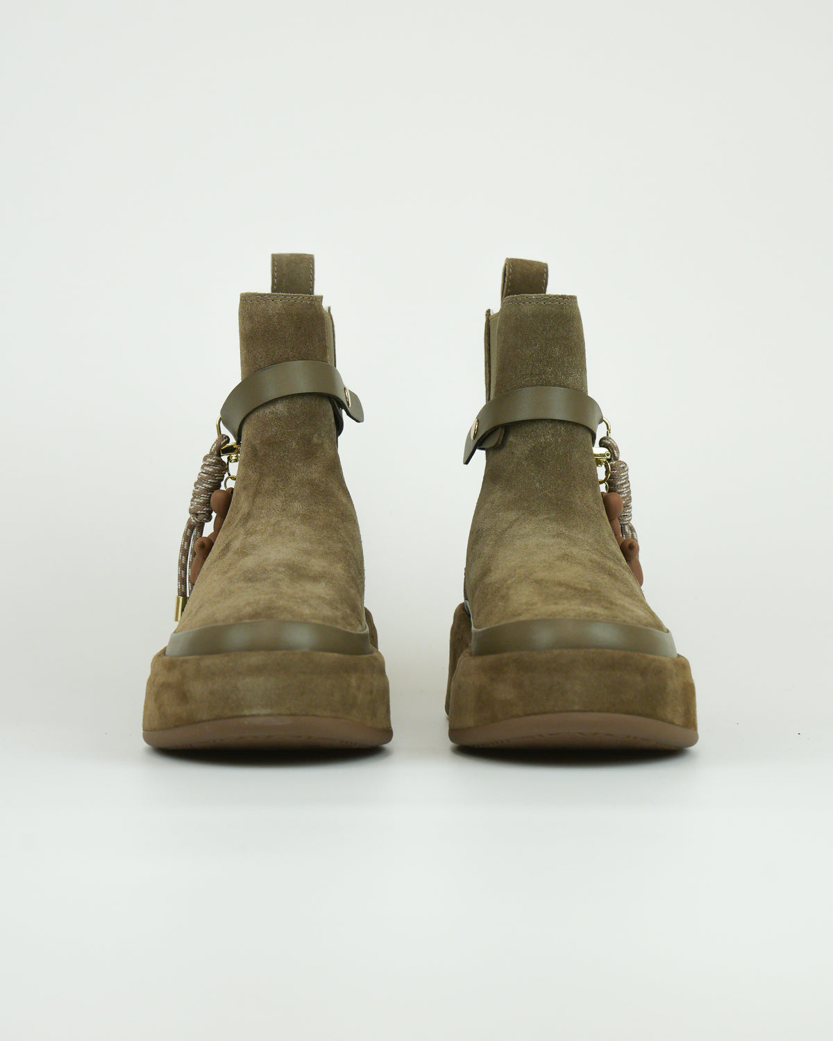 Stivaletto in suede con dettagli gioiello
