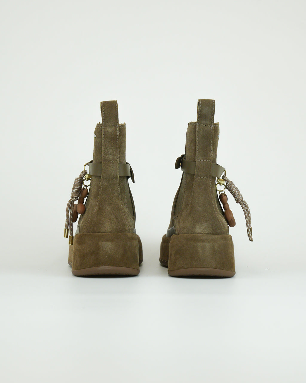 Stivaletto in suede con dettagli gioiello