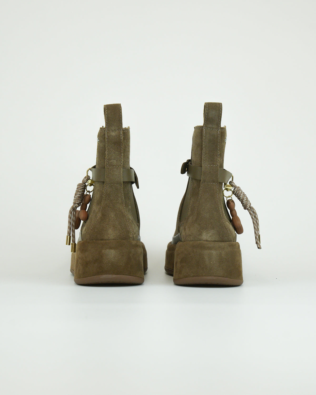 Stivaletto in suede con dettagli gioiello
