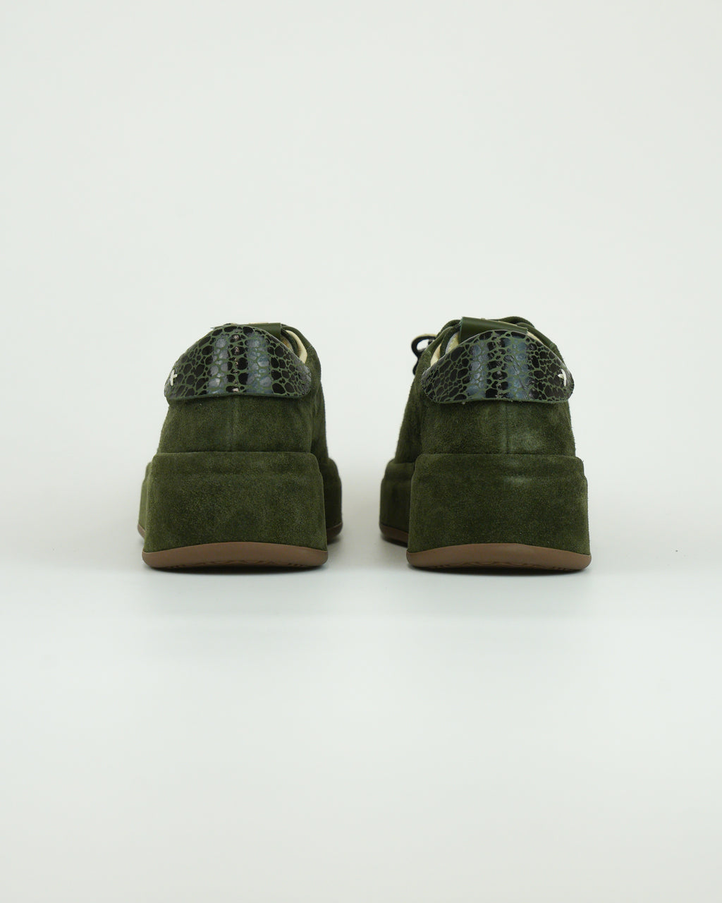 Sneaker in suede con applicazioni gioiello