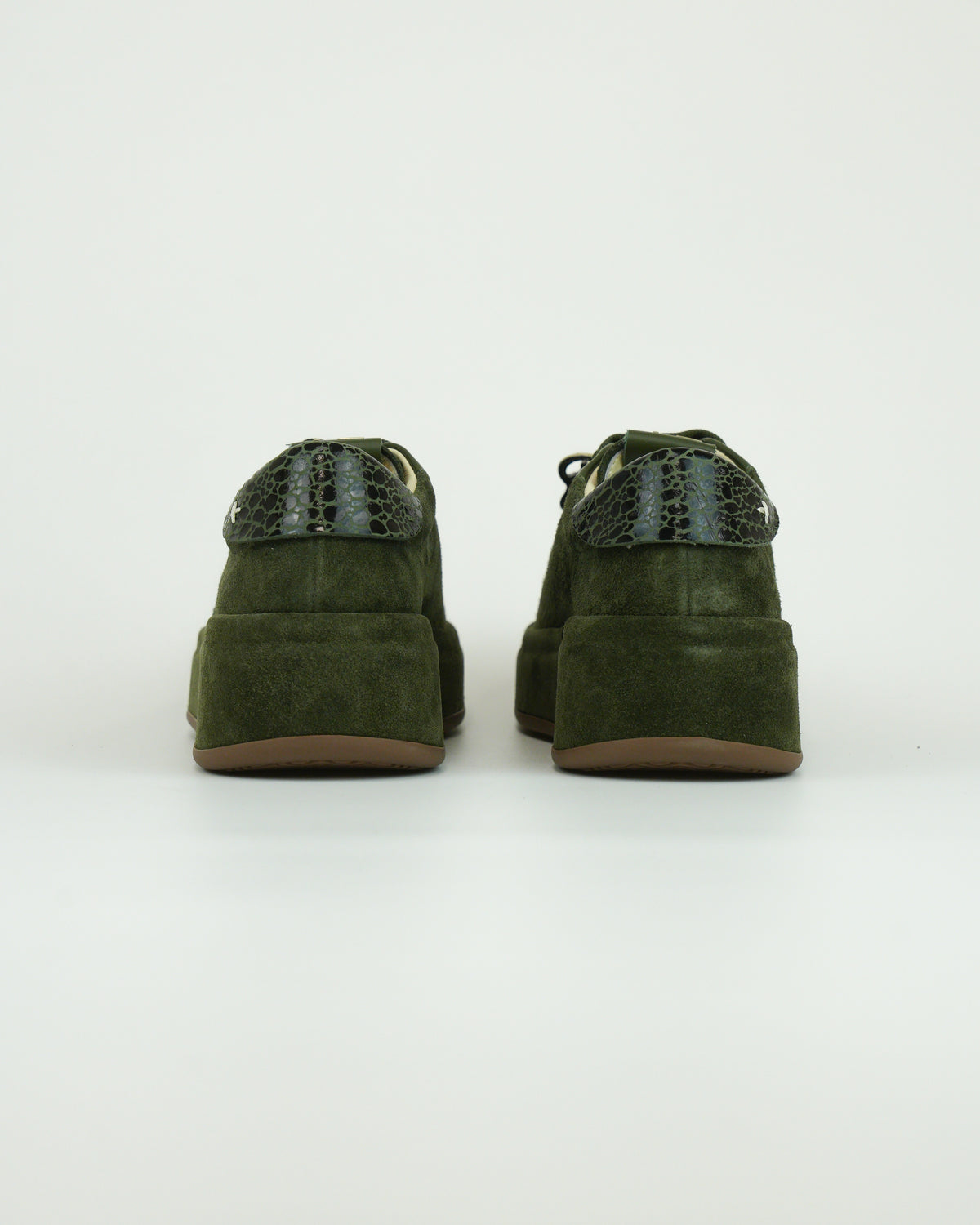 Sneaker in suede con applicazioni gioiello