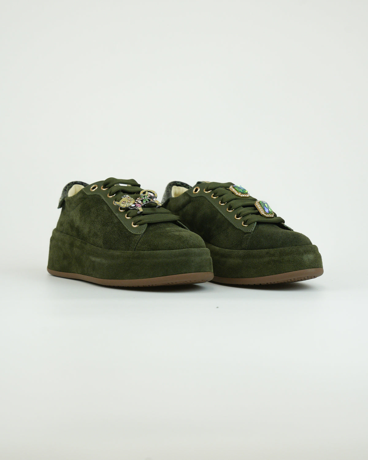 Sneaker in suede con applicazioni gioiello