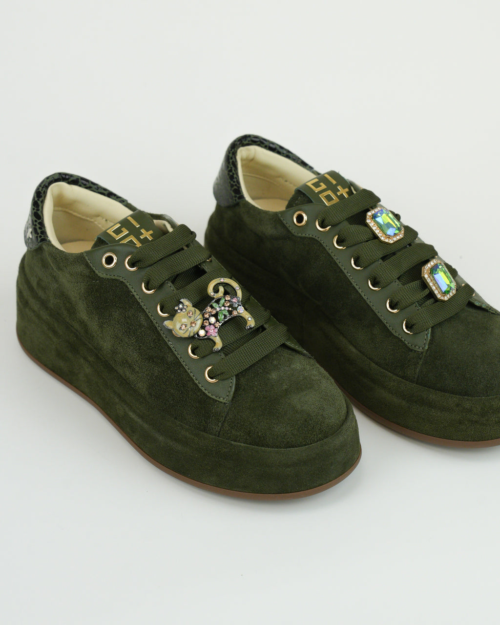 Sneaker in suede con applicazioni gioiello