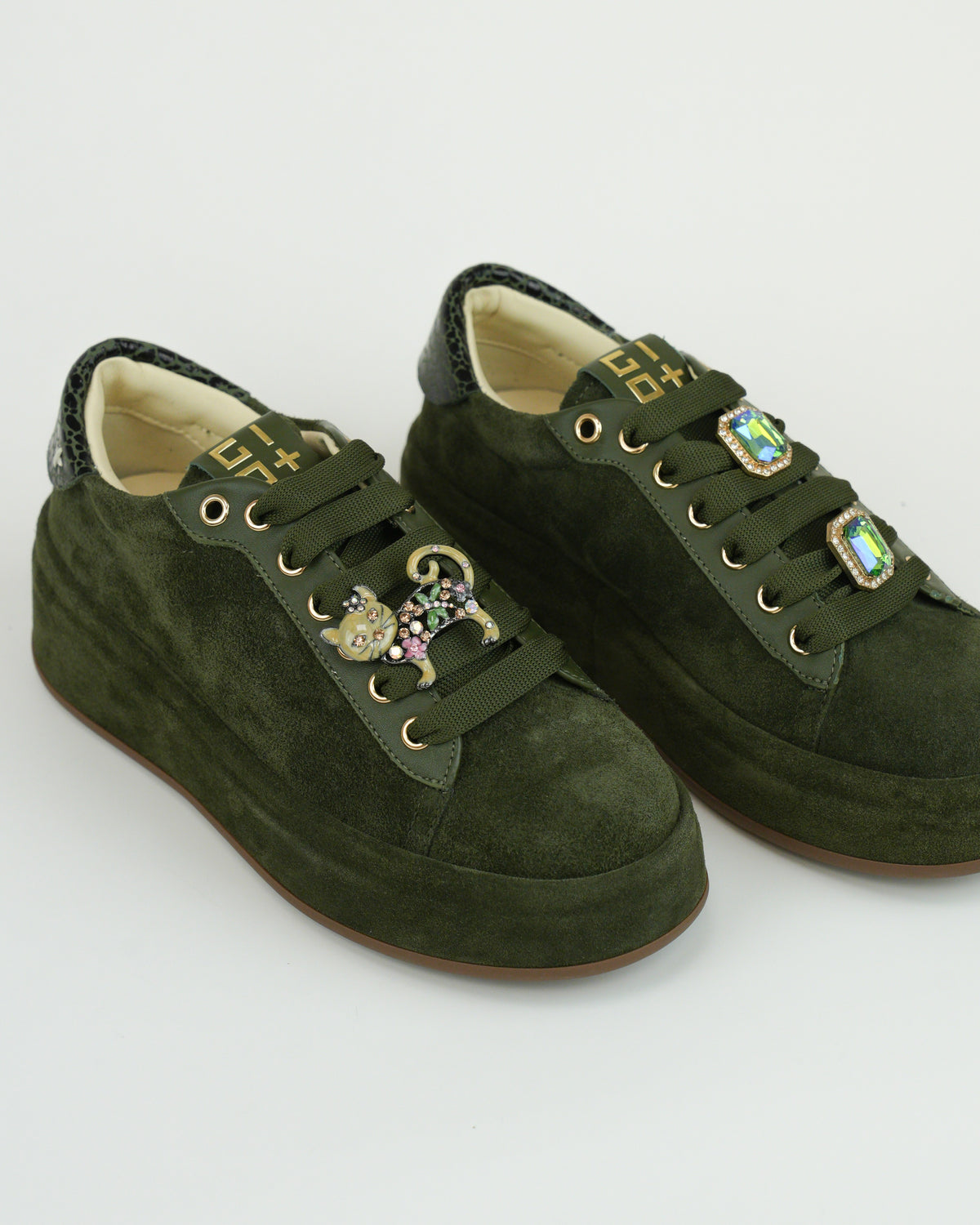 Sneaker in suede con applicazioni gioiello
