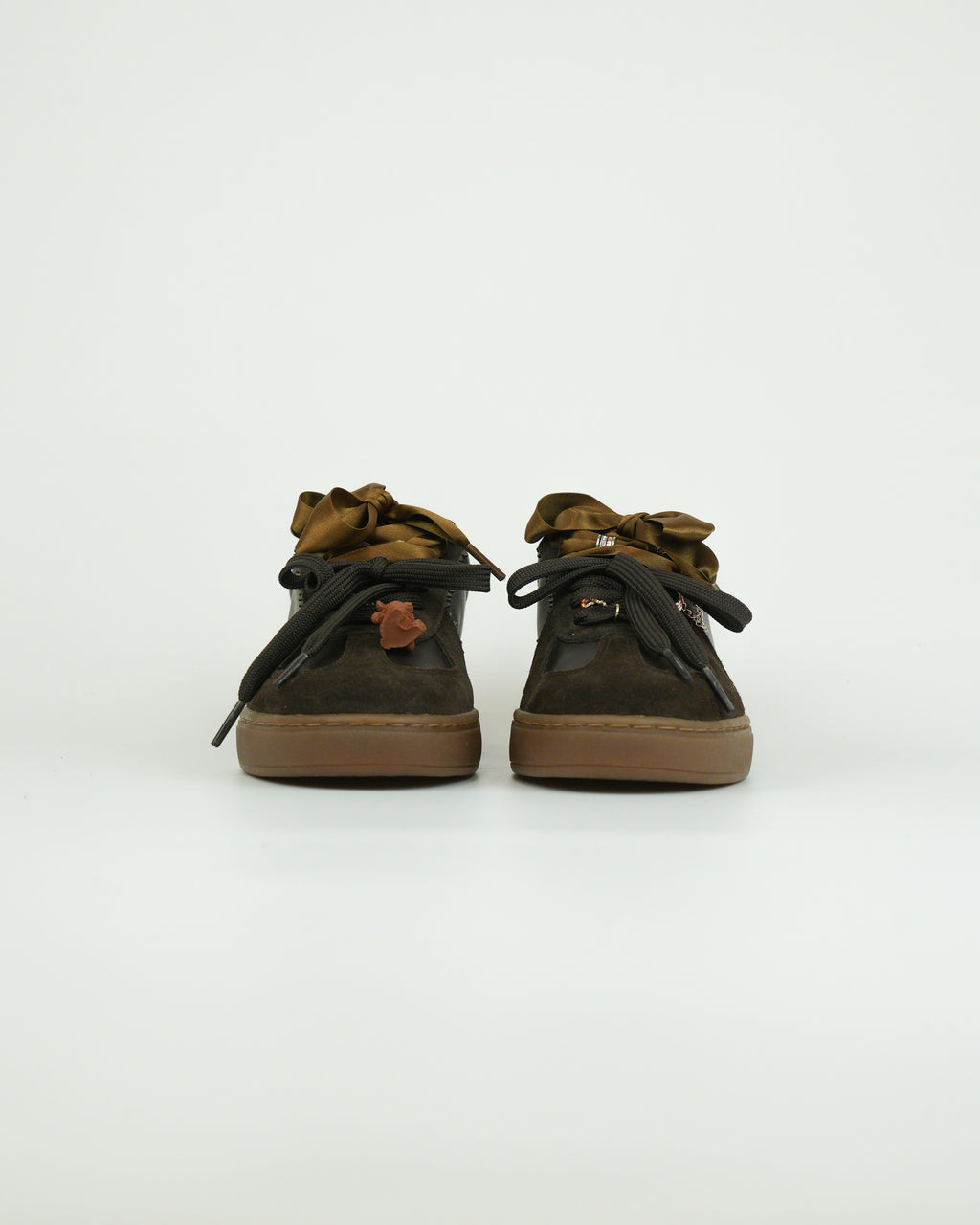 Sneaker con doppio laccio e dettagli in suede