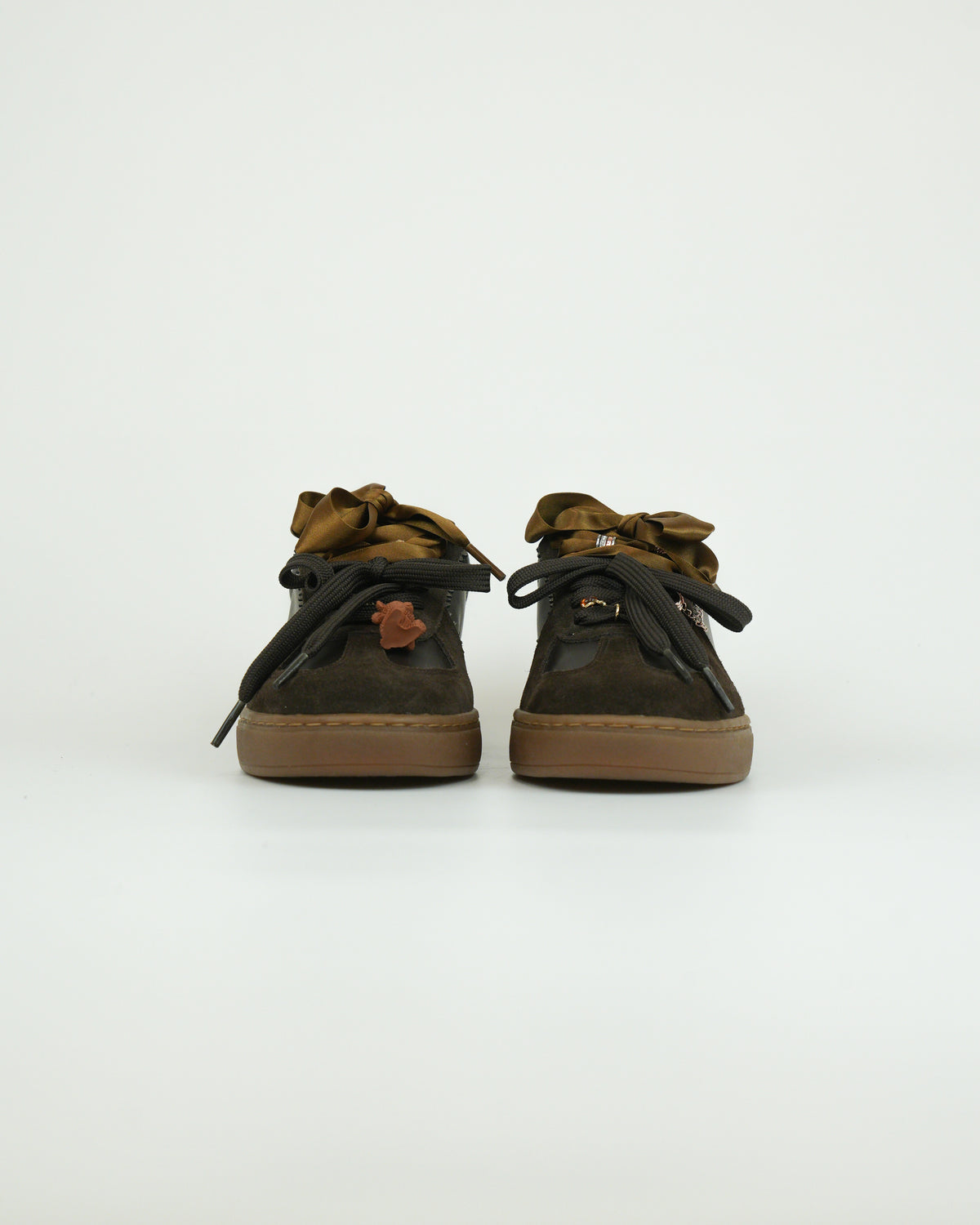 Sneaker con doppio laccio e dettagli in suede