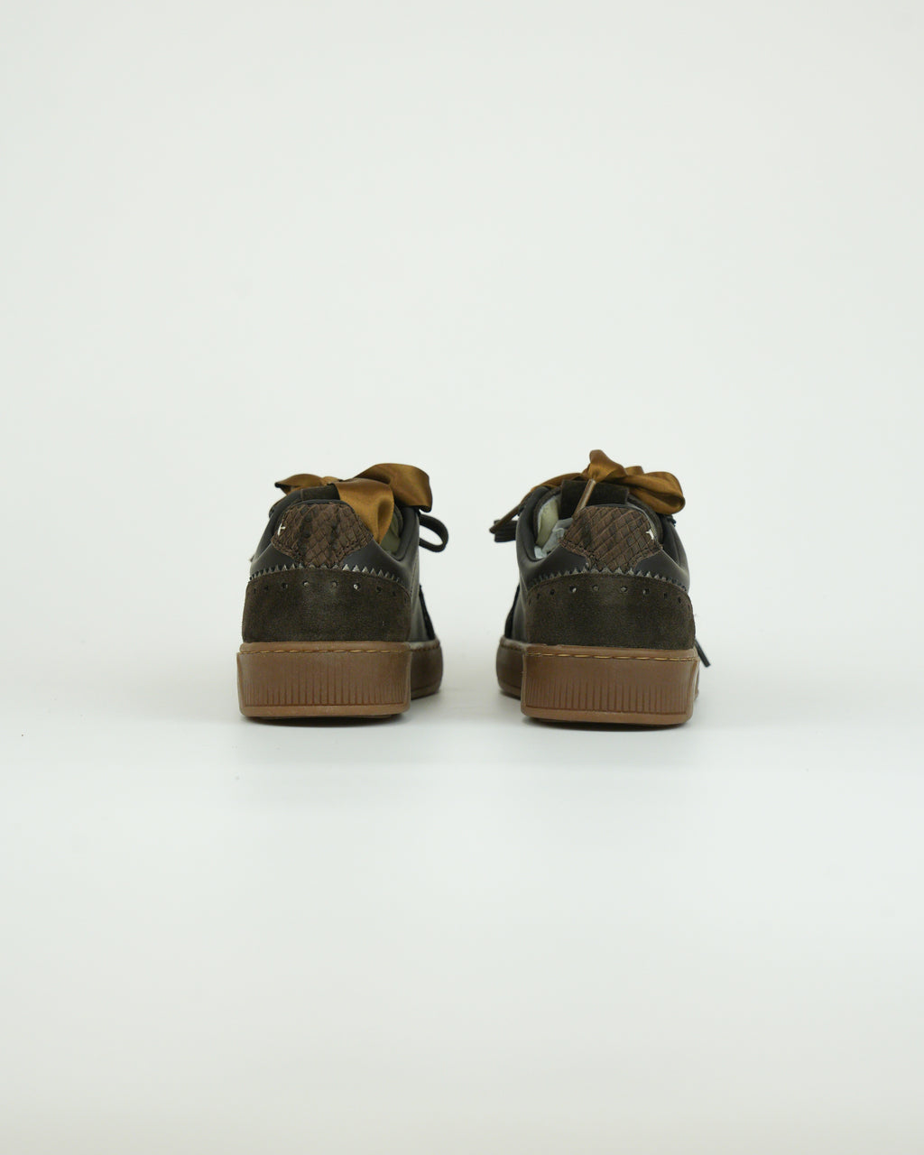 Sneaker con doppio laccio e dettagli in suede