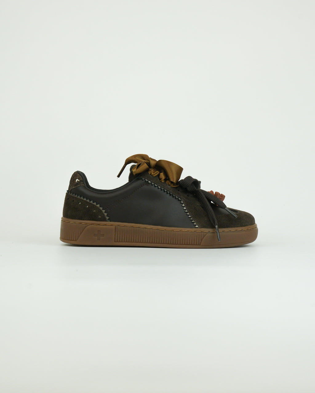 Sneaker con doppio laccio e dettagli in suede