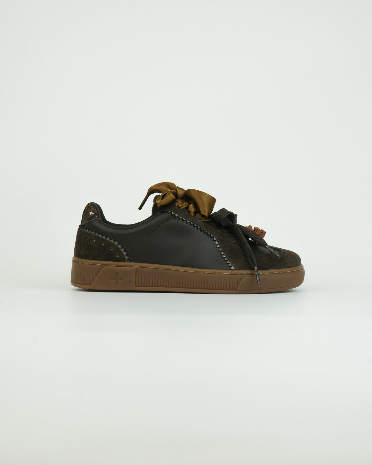 Sneaker con doppio laccio e dettagli in suede