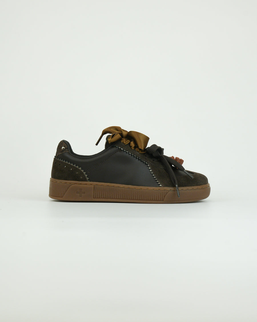 Sneaker con doppio laccio e dettagli in suede