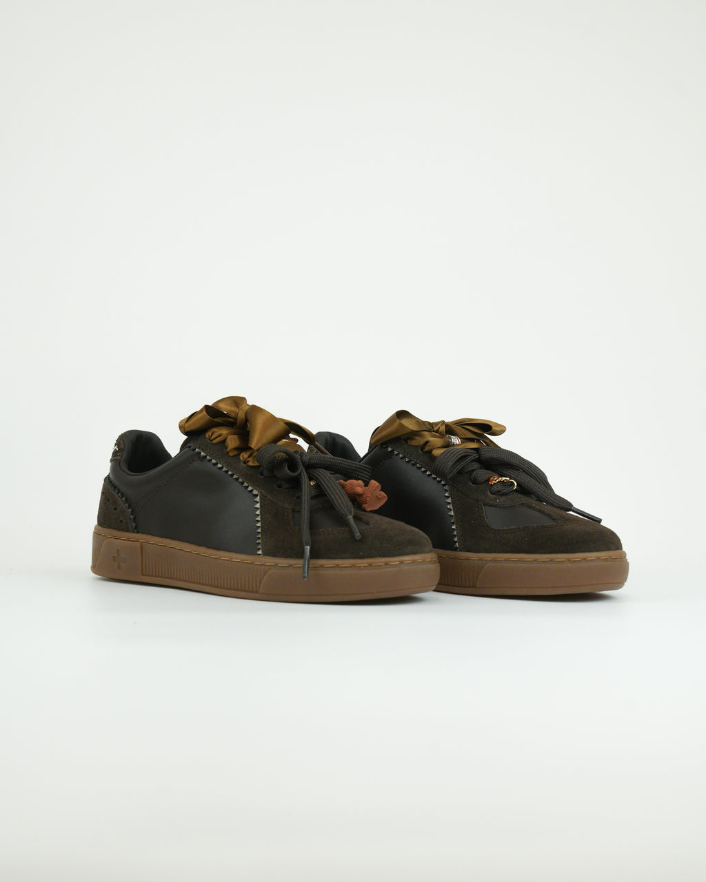 Sneaker con doppio laccio e dettagli in suede