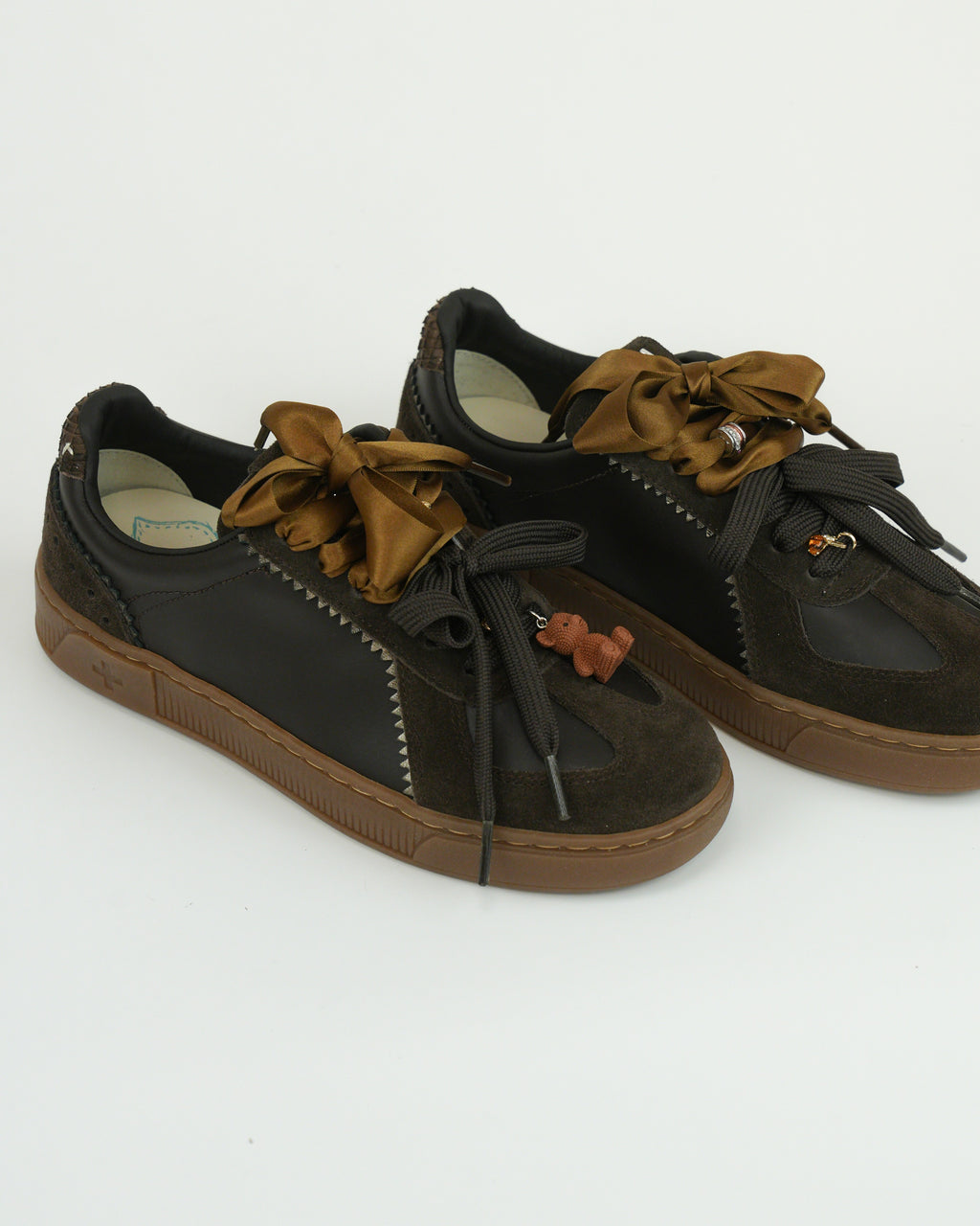 Sneaker con doppio laccio e dettagli in suede