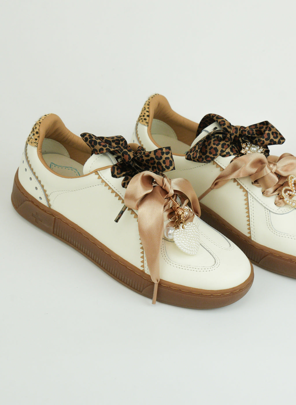 Sneaker con lacci in raso e dettagli animalier