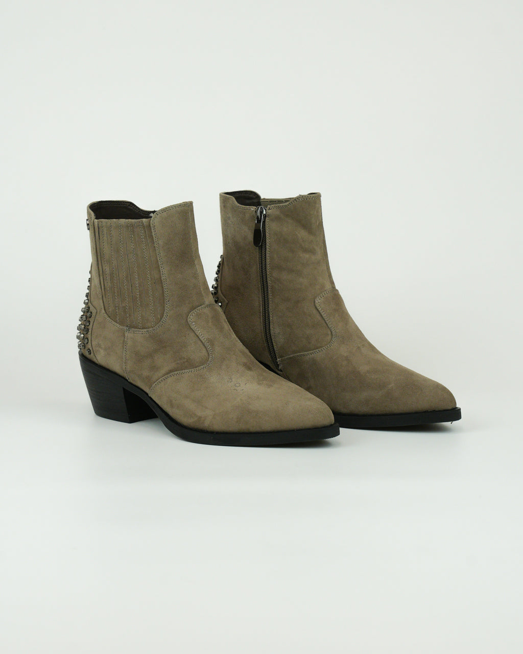 Stivaletto western in camoscio con borchie