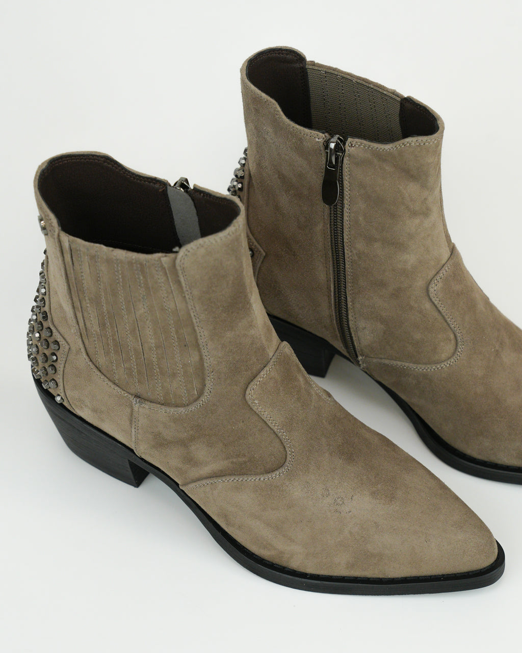 Stivaletto western in camoscio con borchie