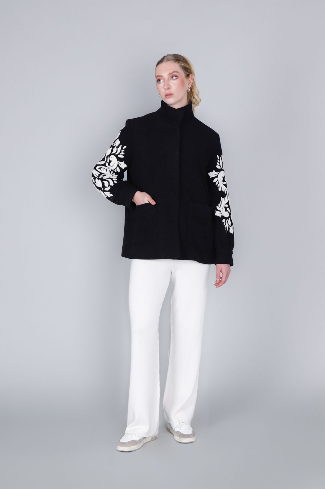 Cappotto corto maniche ricamate