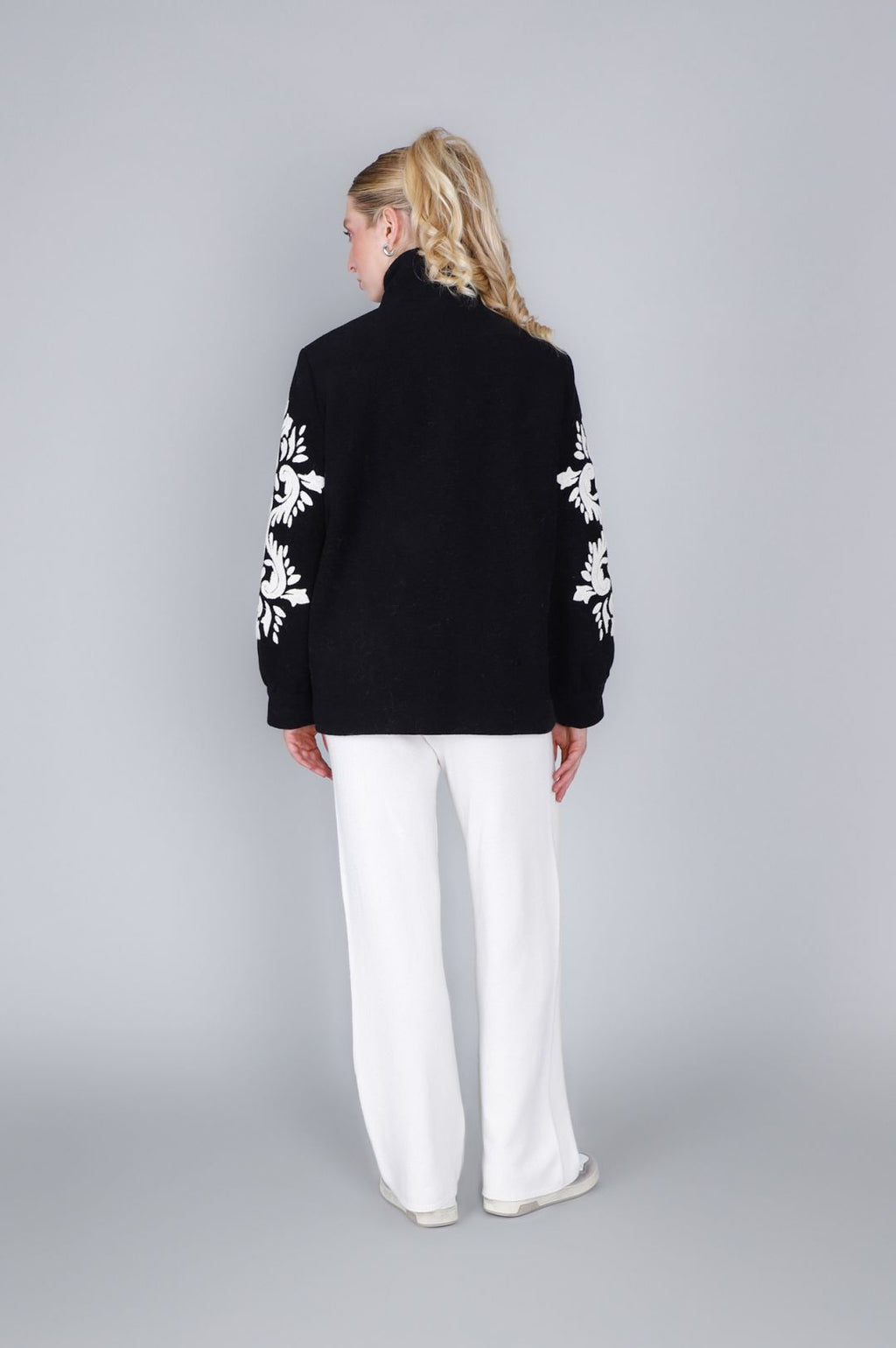 Cappotto corto maniche ricamate