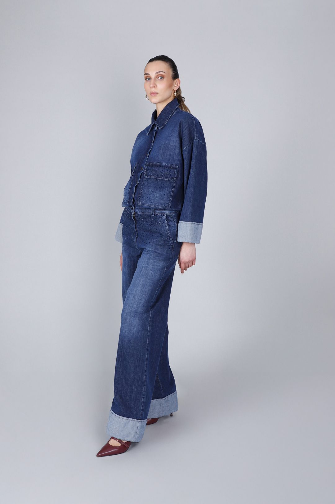 Jeans denim wide leg con strass davanti