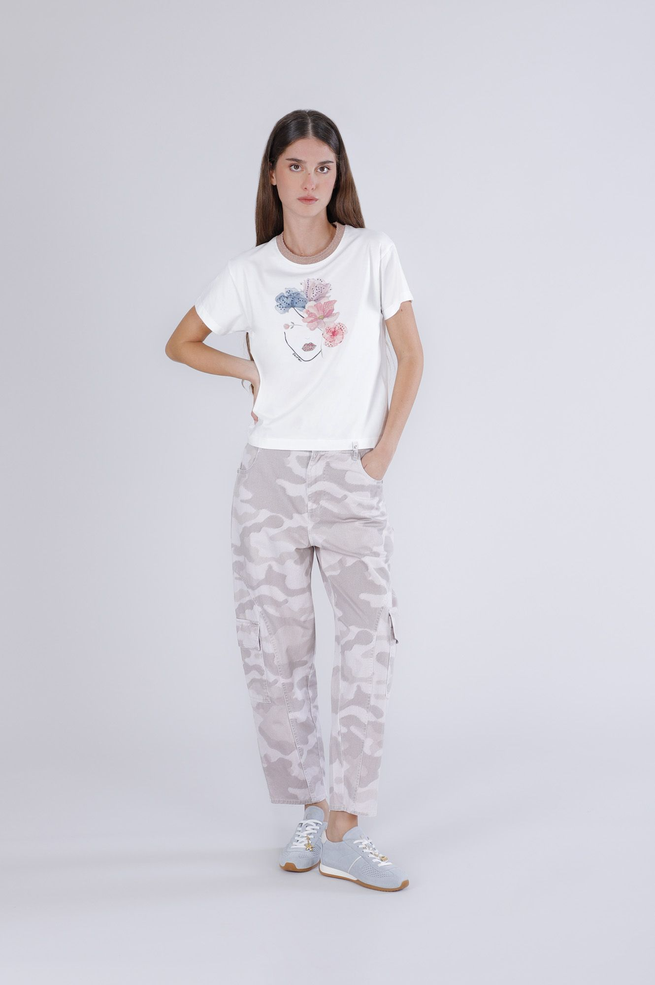 T-Shirt stampa volto con costina lurex allo scollo