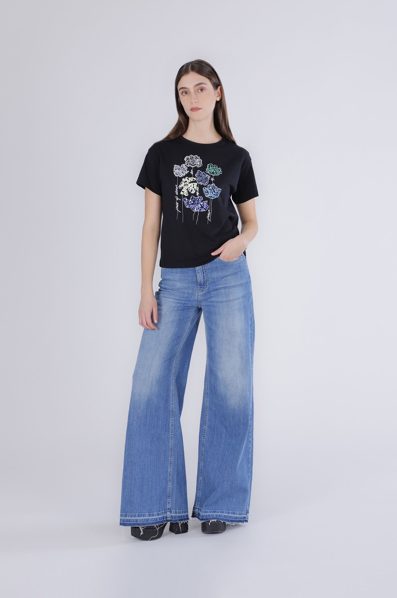 T-shirt con fiori di pailettes