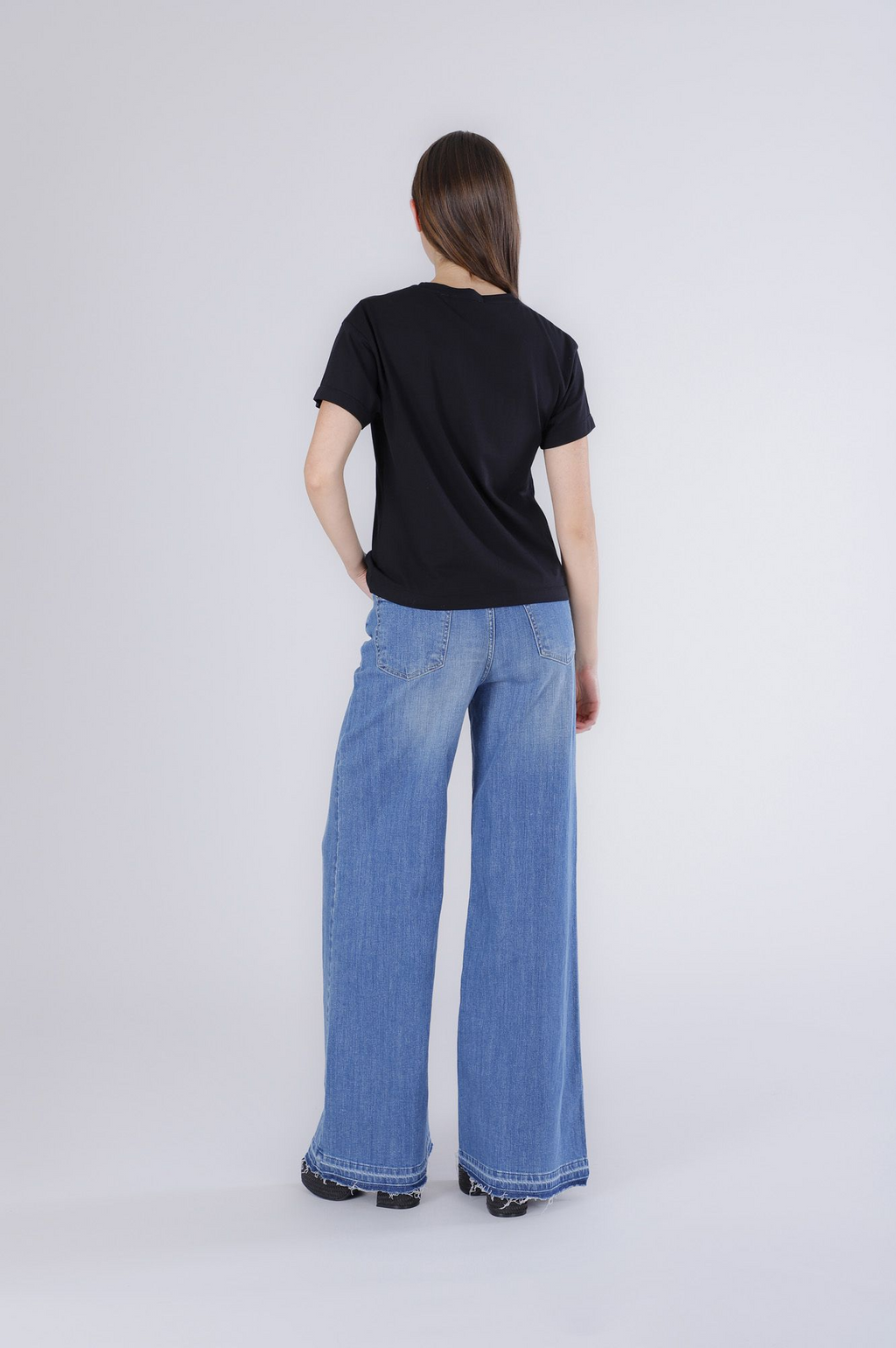 T-shirt con fiori di pailettes