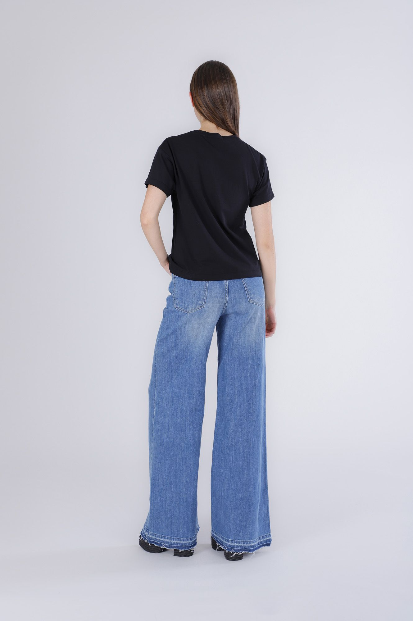 T-shirt con fiori di pailettes
