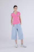 T-shirt con stampa ciliegia e scollo a "v"