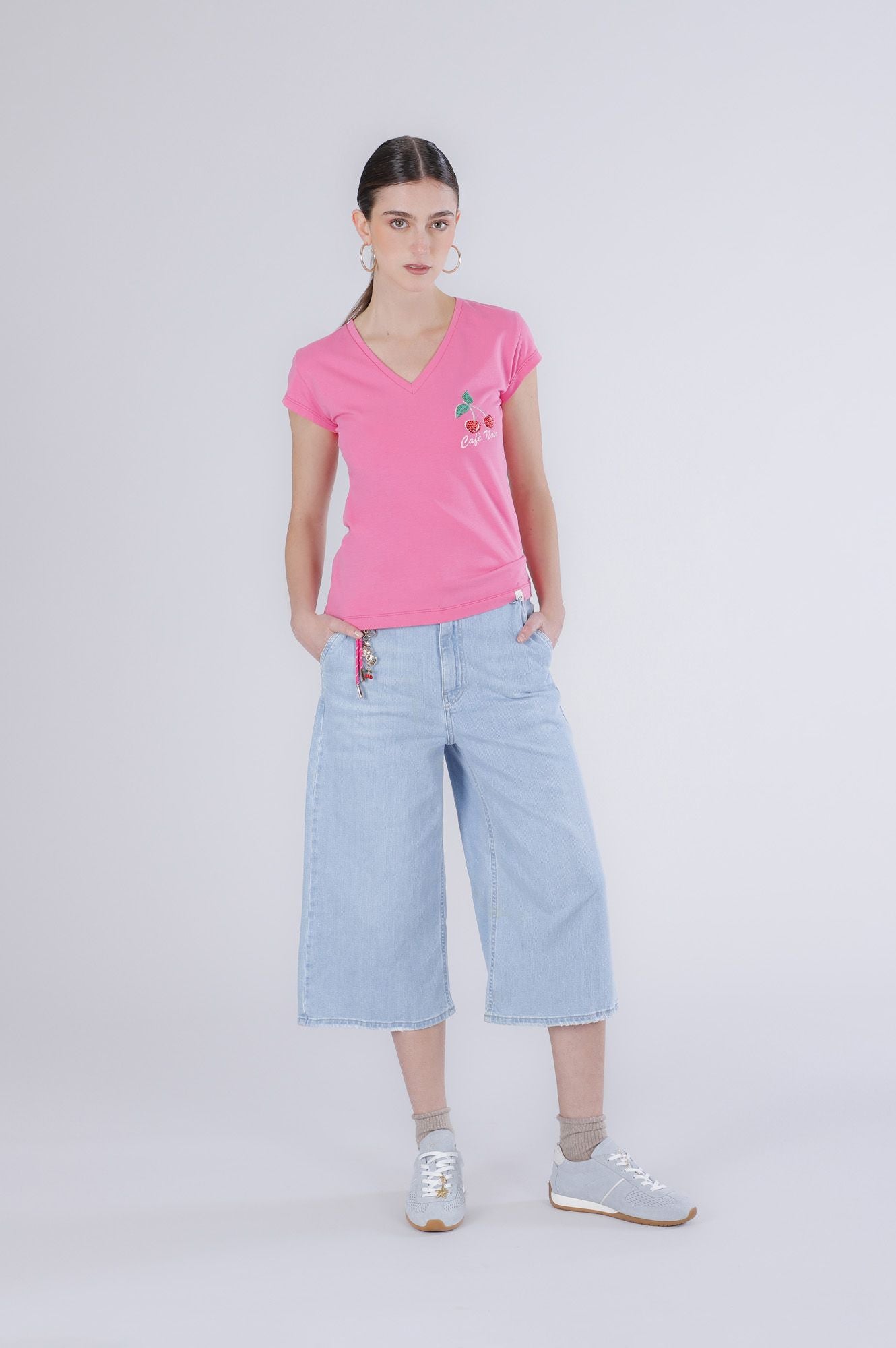 T-shirt con stampa ciliegia e scollo a "v"