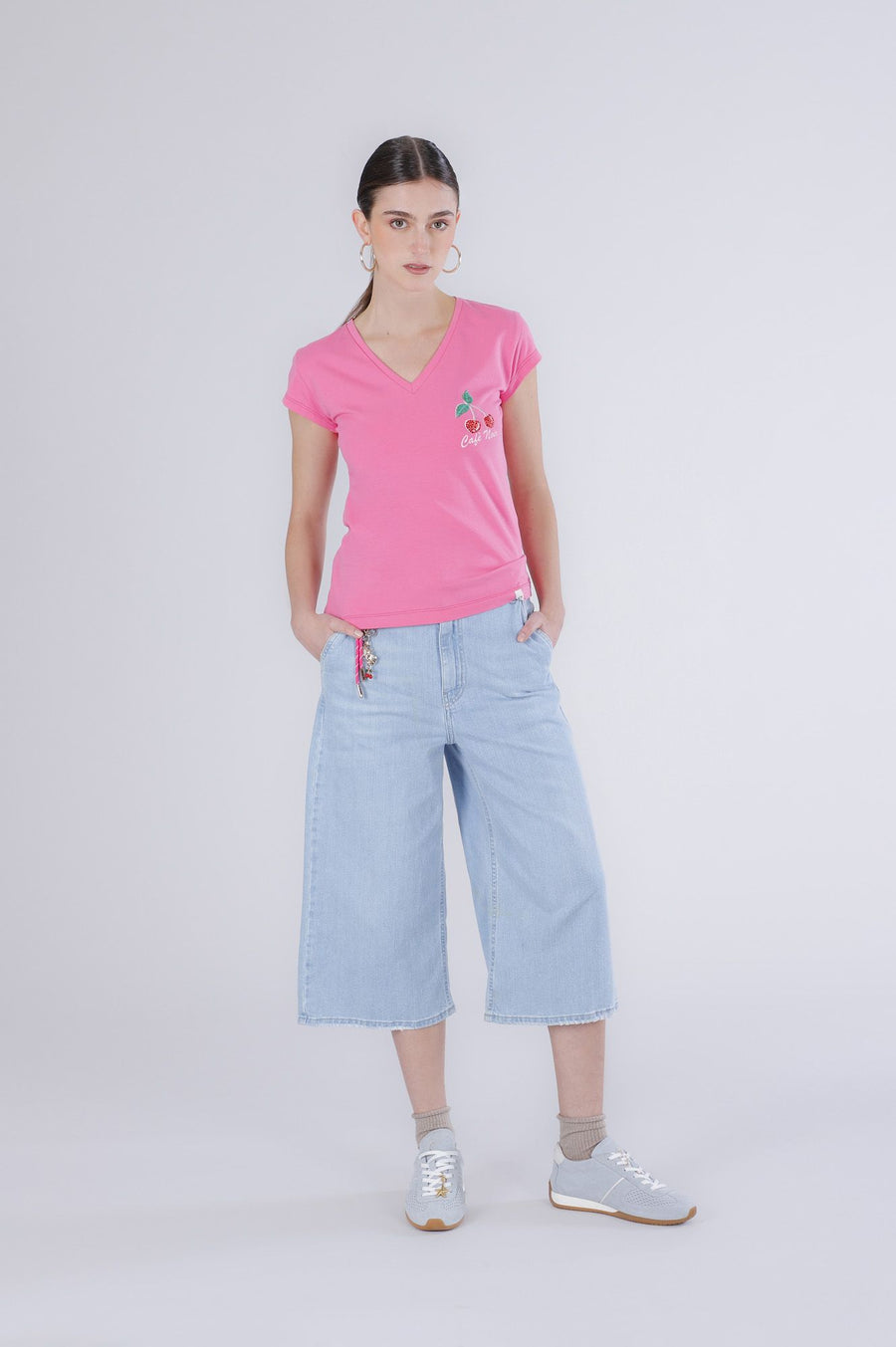 T-shirt con stampa ciliegia e scollo a "v"