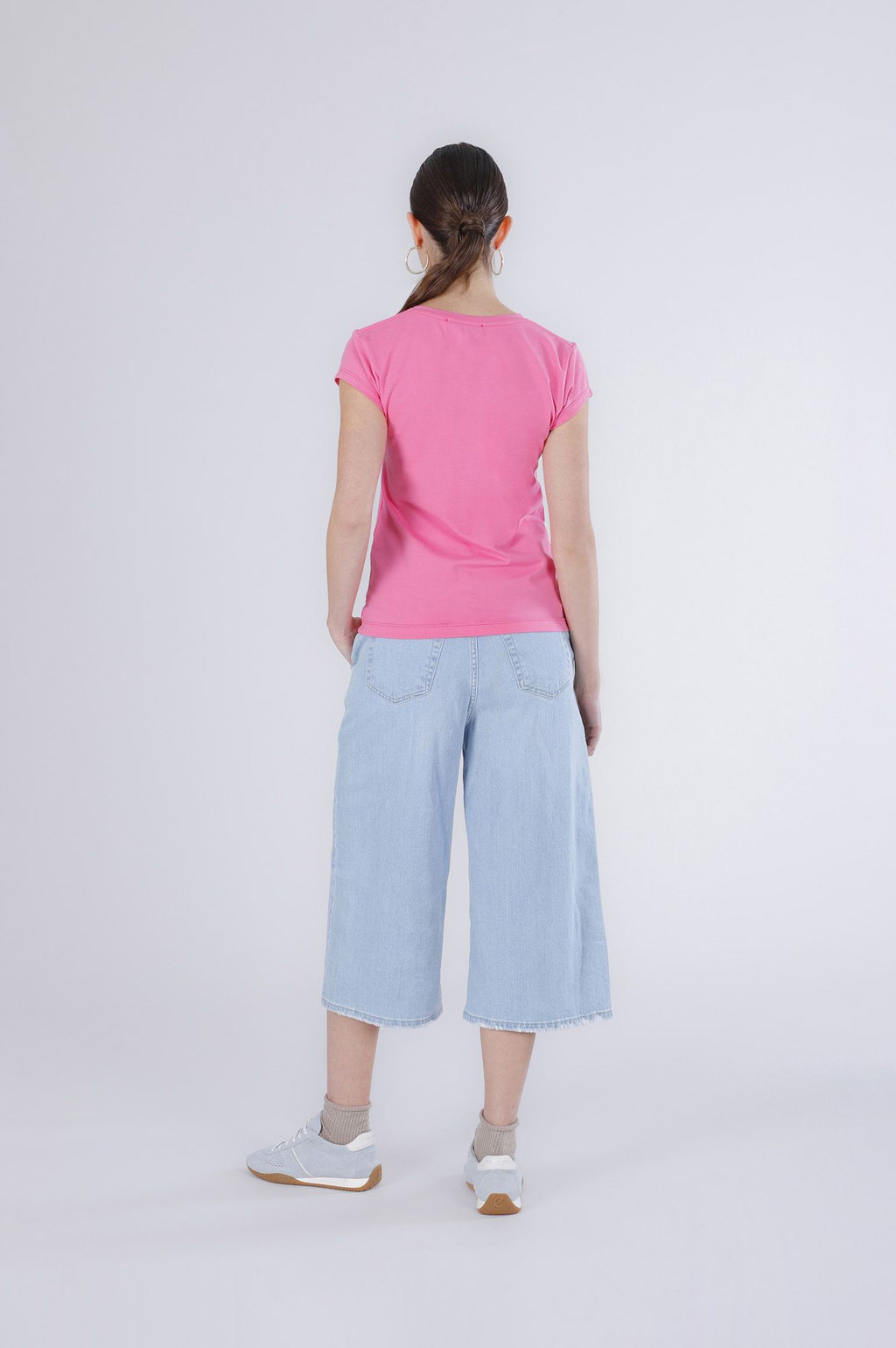 T-shirt con stampa ciliegia e scollo a "v"