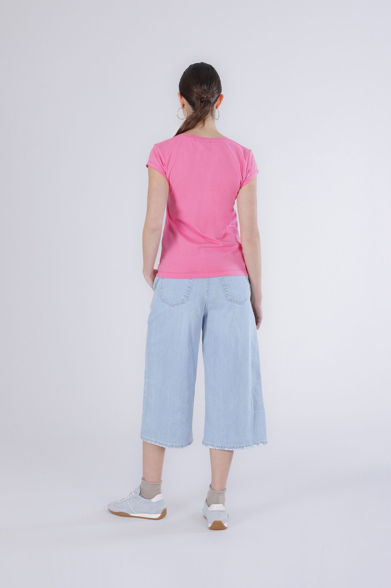 T-shirt con stampa ciliegia e scollo a "v"