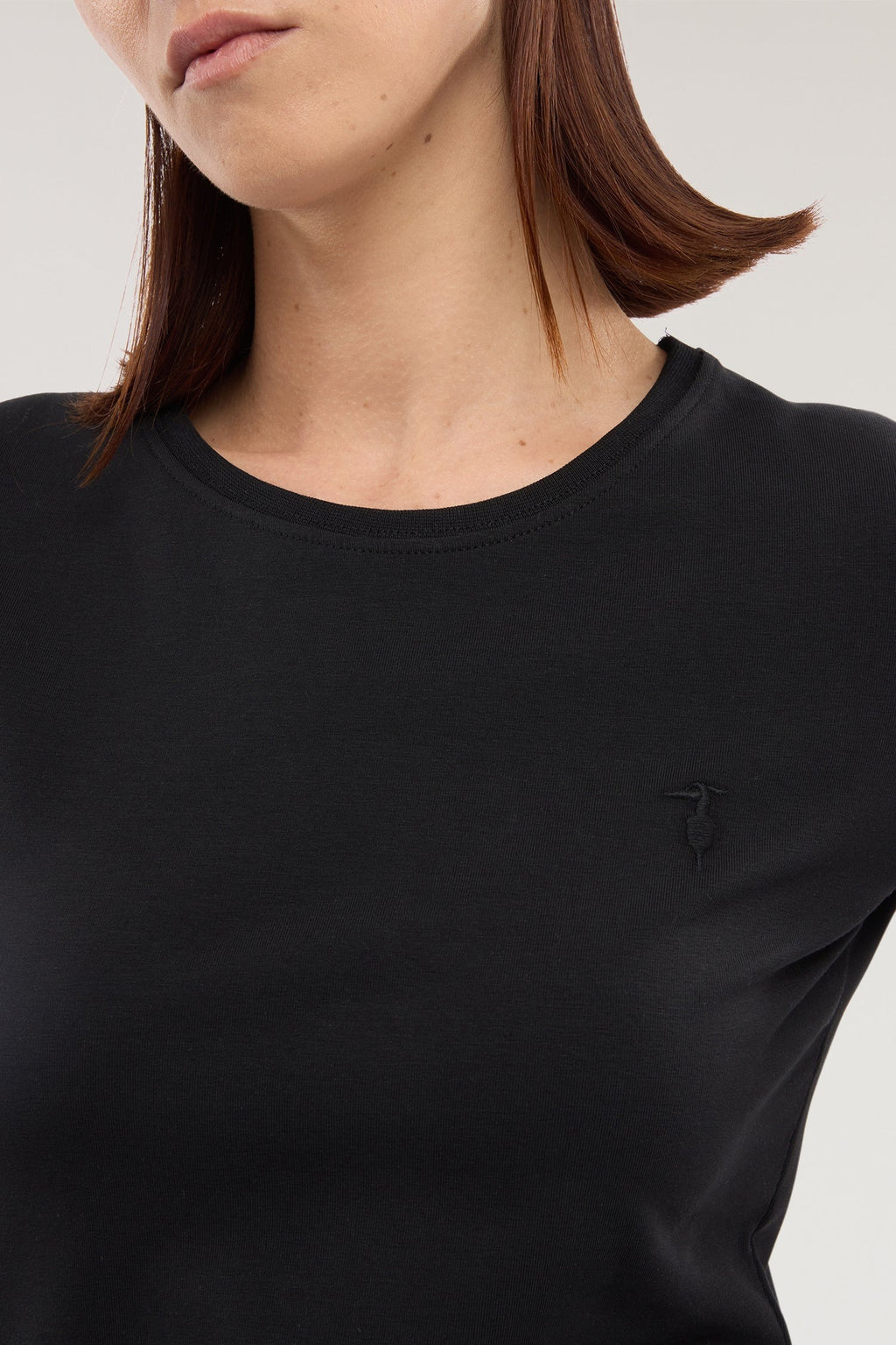 T-shirt slim fit con ricamo