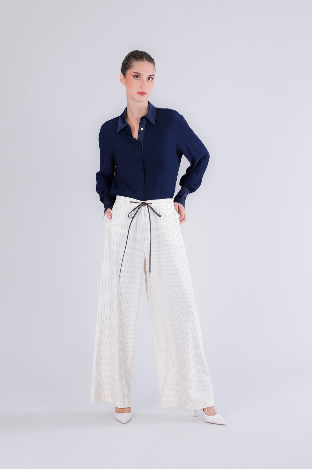 Pantalone gessato con cintura in vita