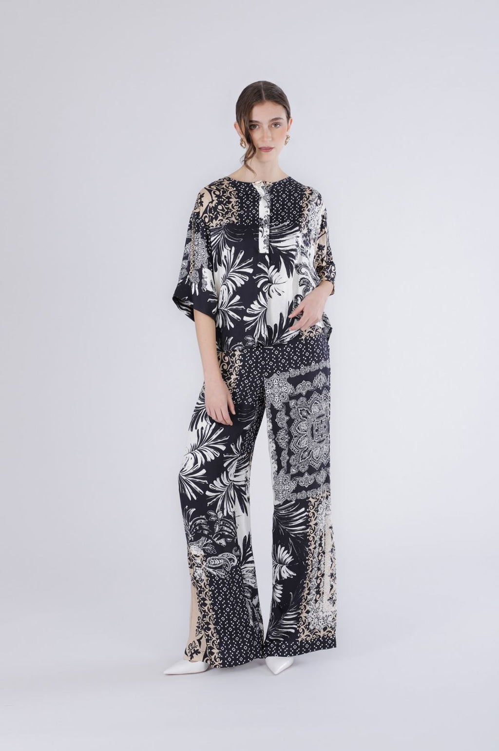 Blusa stampata con chain alle maniche
