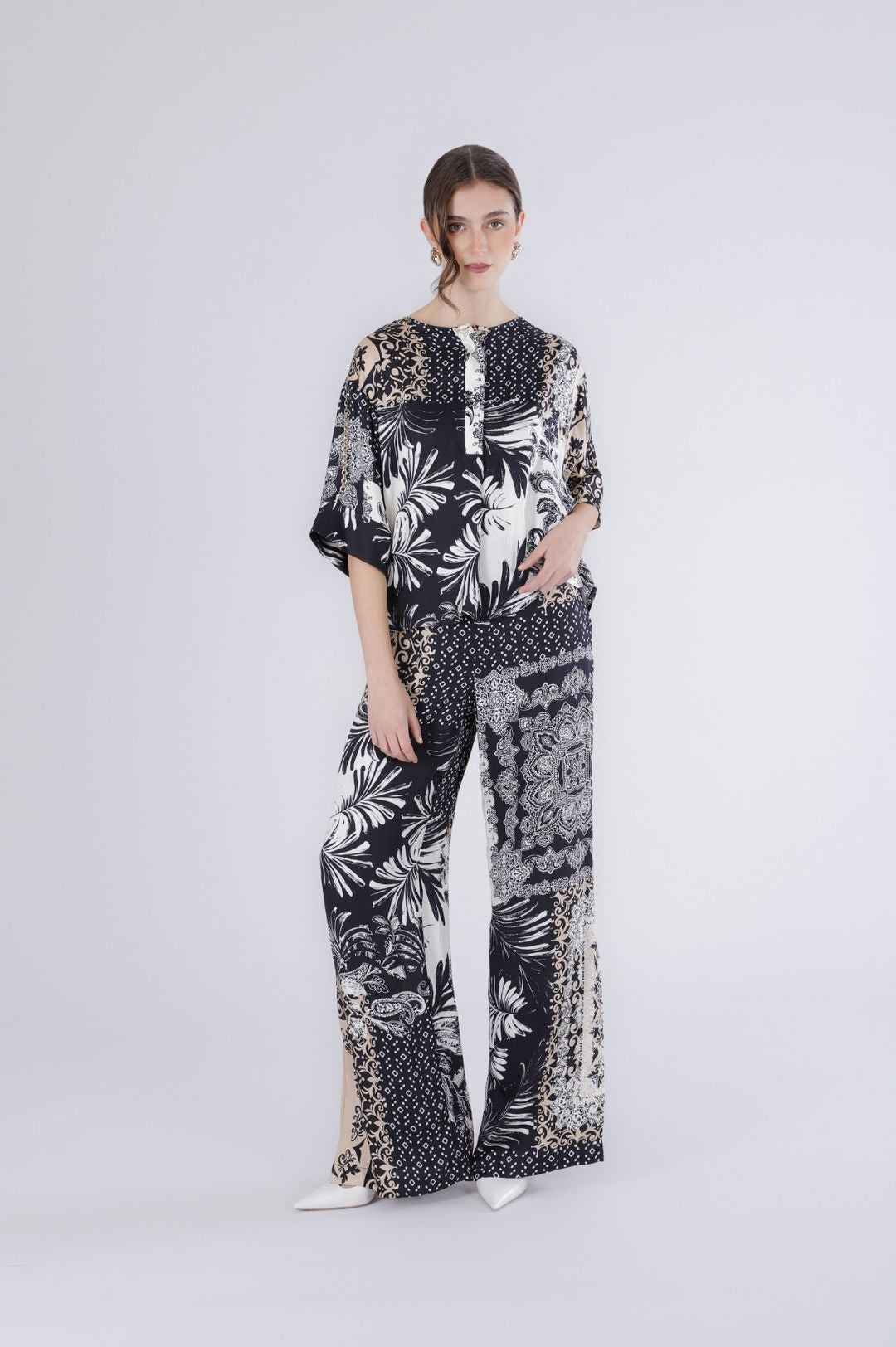 Blusa stampata con chain alle maniche