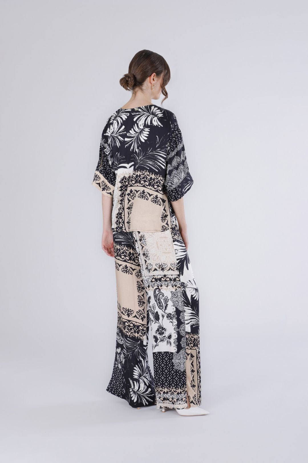 Blusa stampata con chain alle maniche