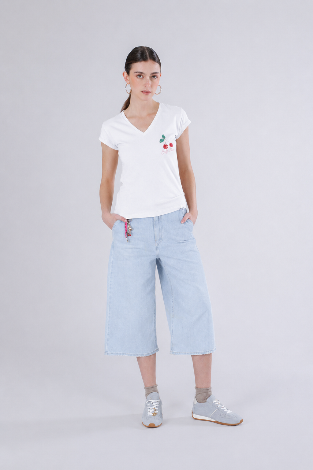 T-shirt con stampa ciliegia e scollo a "v"