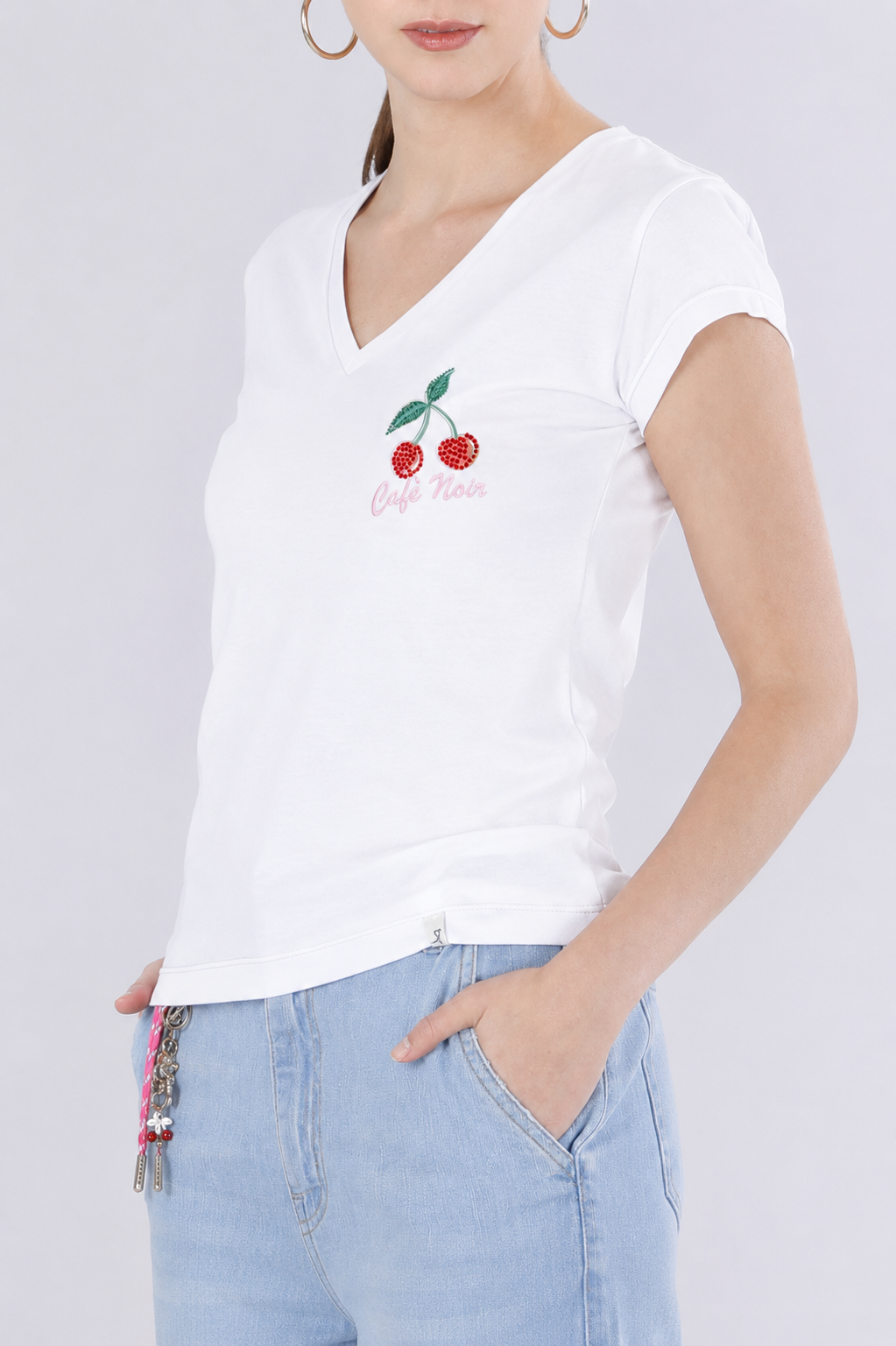 T-shirt con stampa ciliegia e scollo a "v"